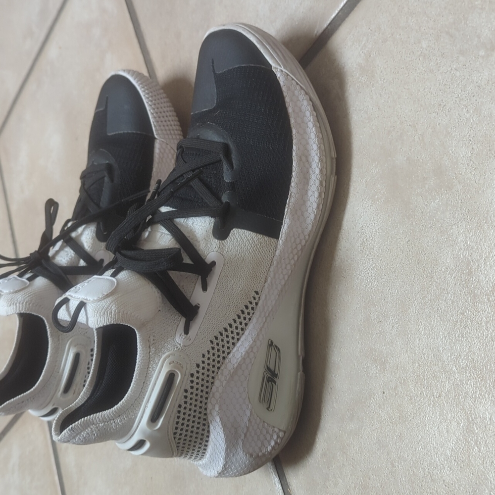 🎉HP🎉 Under Armour Curry 4's Size 7 Youth Black White Basketball Shoes